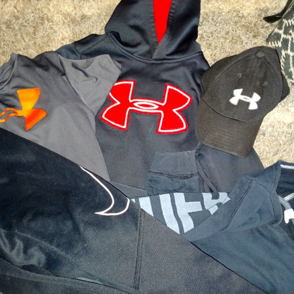 3 boys medium under Armour hoodie/ shirts
